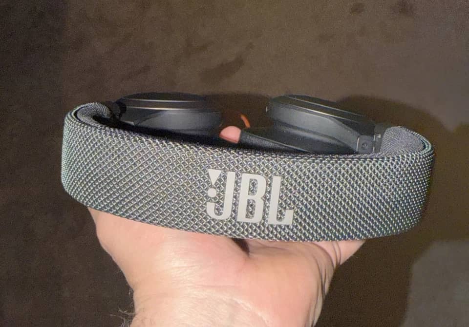 JBL Live 650BTNC Headphones & Earbuds 