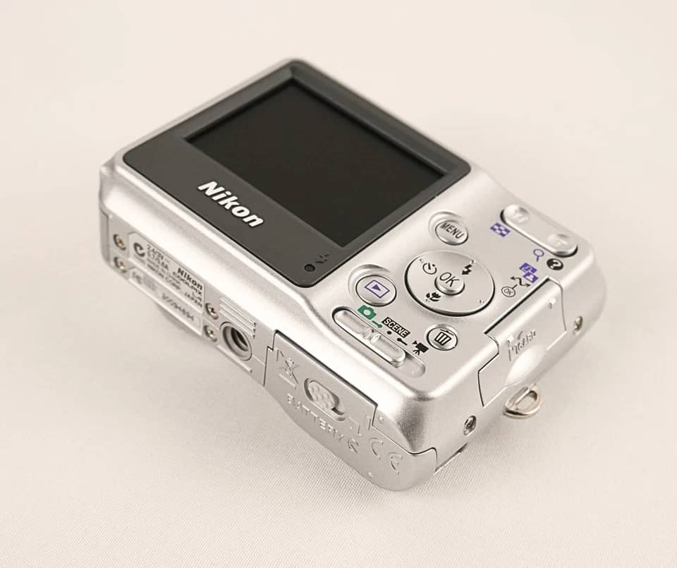 Nikon COOLPIX L4 Digital Cameras Silver New Body Only