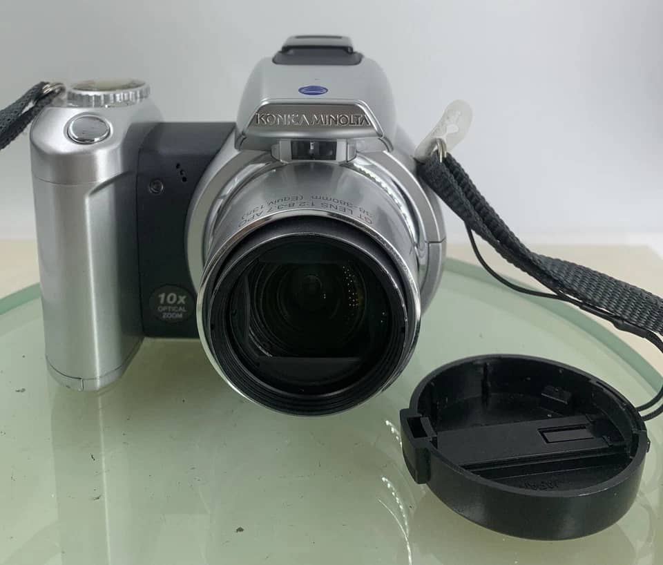 Minolta DiMAGE Z2 Digital Cameras Silver Used - Good