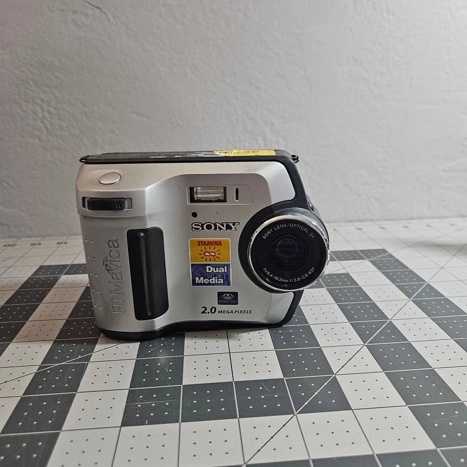 Sony DiMAGE F200 Digital Cameras