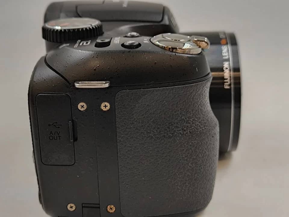 Fujifilm FinePix s1800 Digital Cameras Black New Body Only