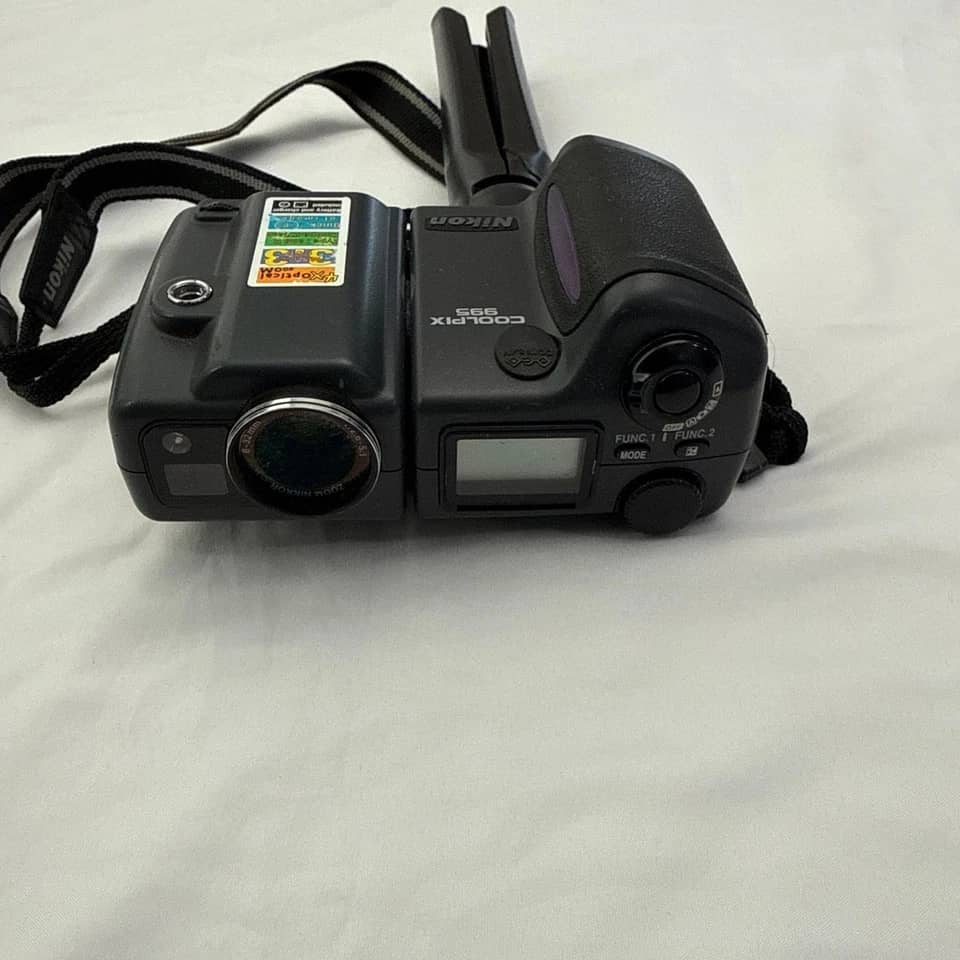 Nikon COOLPIX 995 Digital Cameras Black For parts or not working Body Only