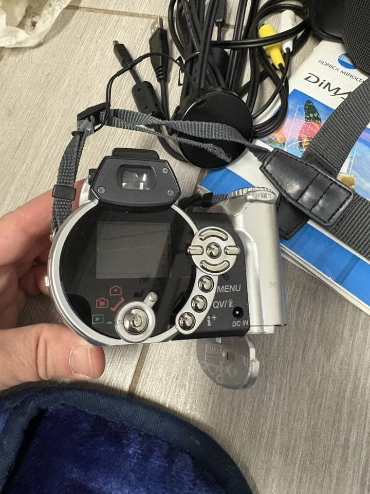 Minolta DiMAGE Z1 Digital Cameras