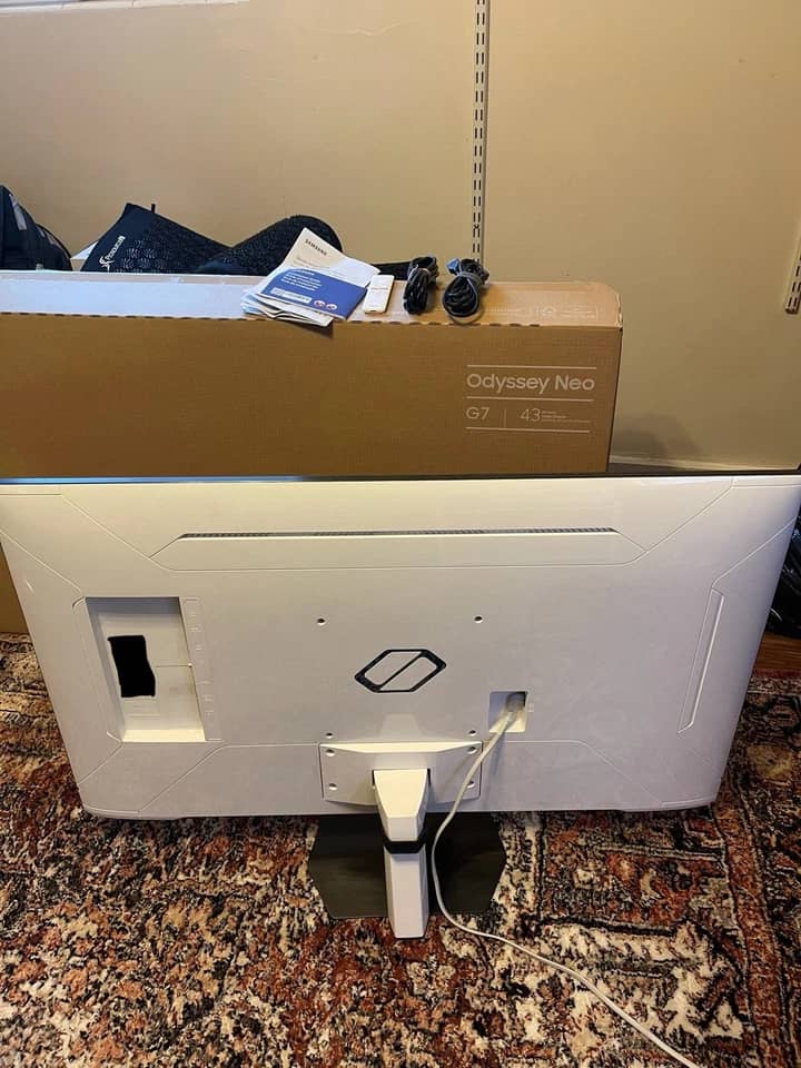 Samsung LS43CG702N Monitors
