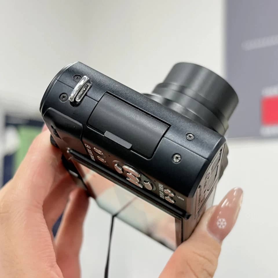Leica V-Lux 5 Digital Cameras