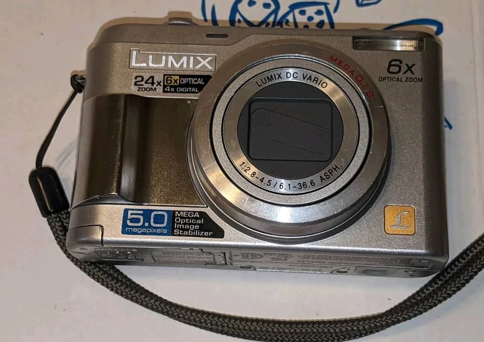Panasonic DiMAGE Z2 Digital Cameras