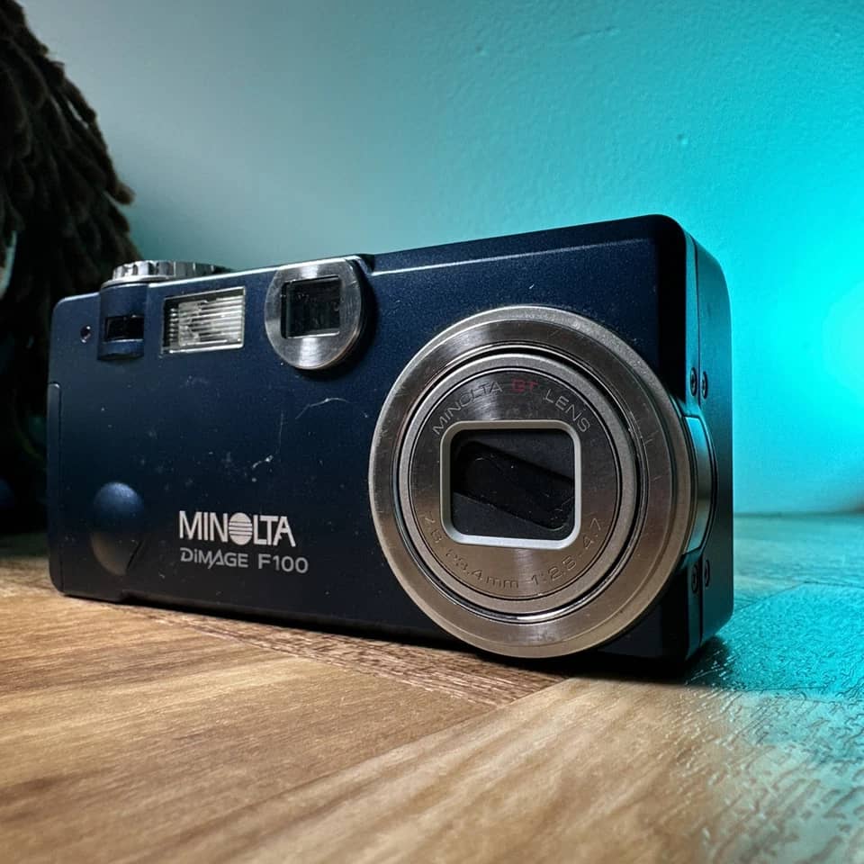 Minolta DiMAGE F100 Digital Cameras Silver New
