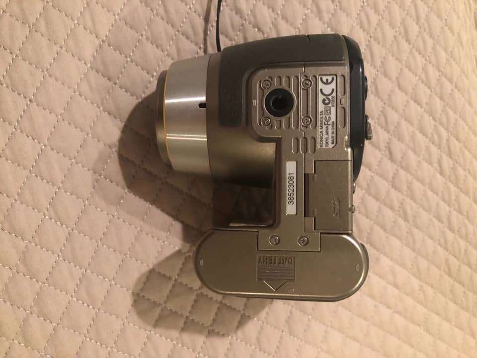 Minolta DiMAGE Z6 Digital Cameras
