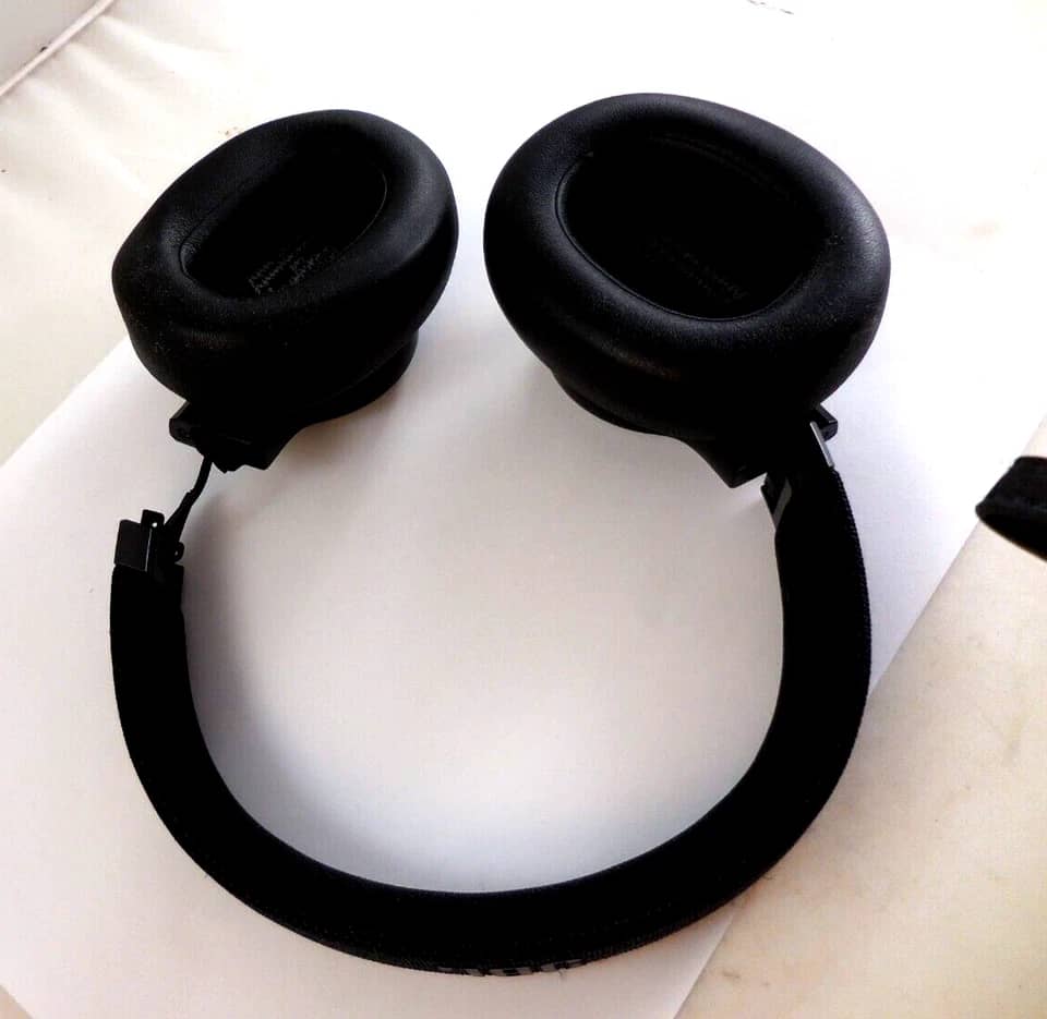 JBL Live 660NC Headphones & Earbuds 