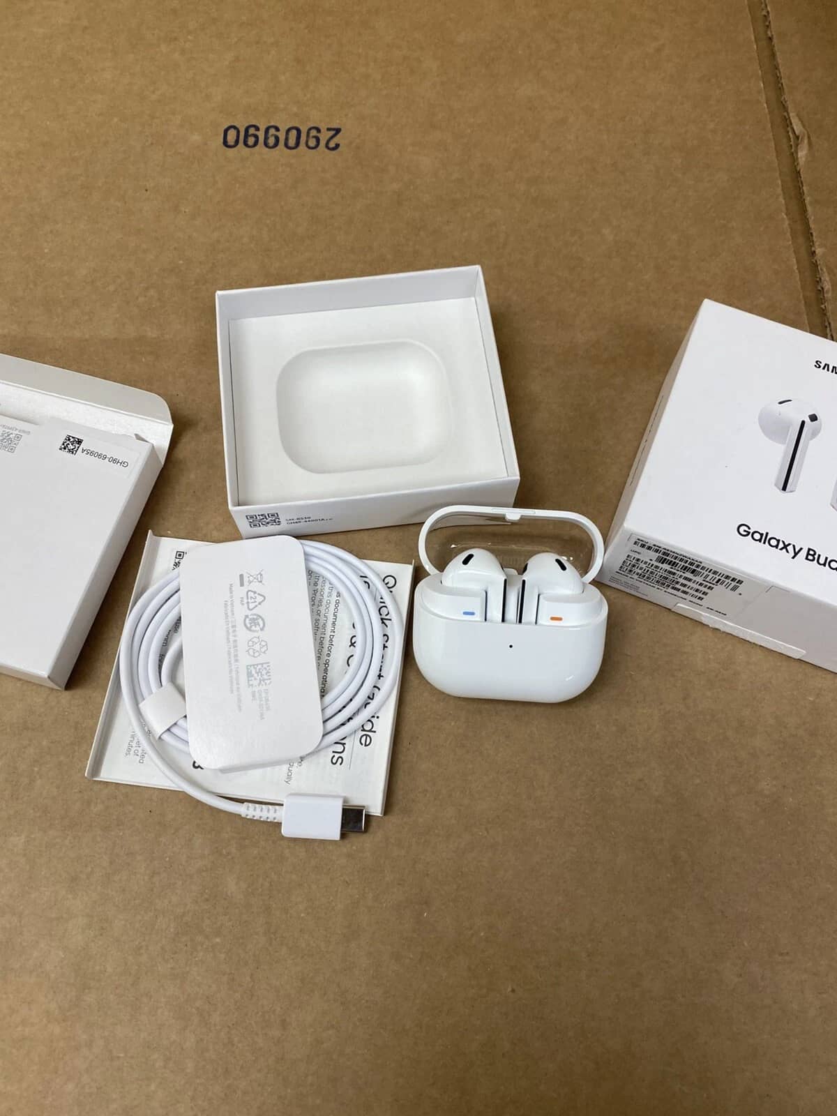 Samsung SM-R530 Headphones & Earbuds White New