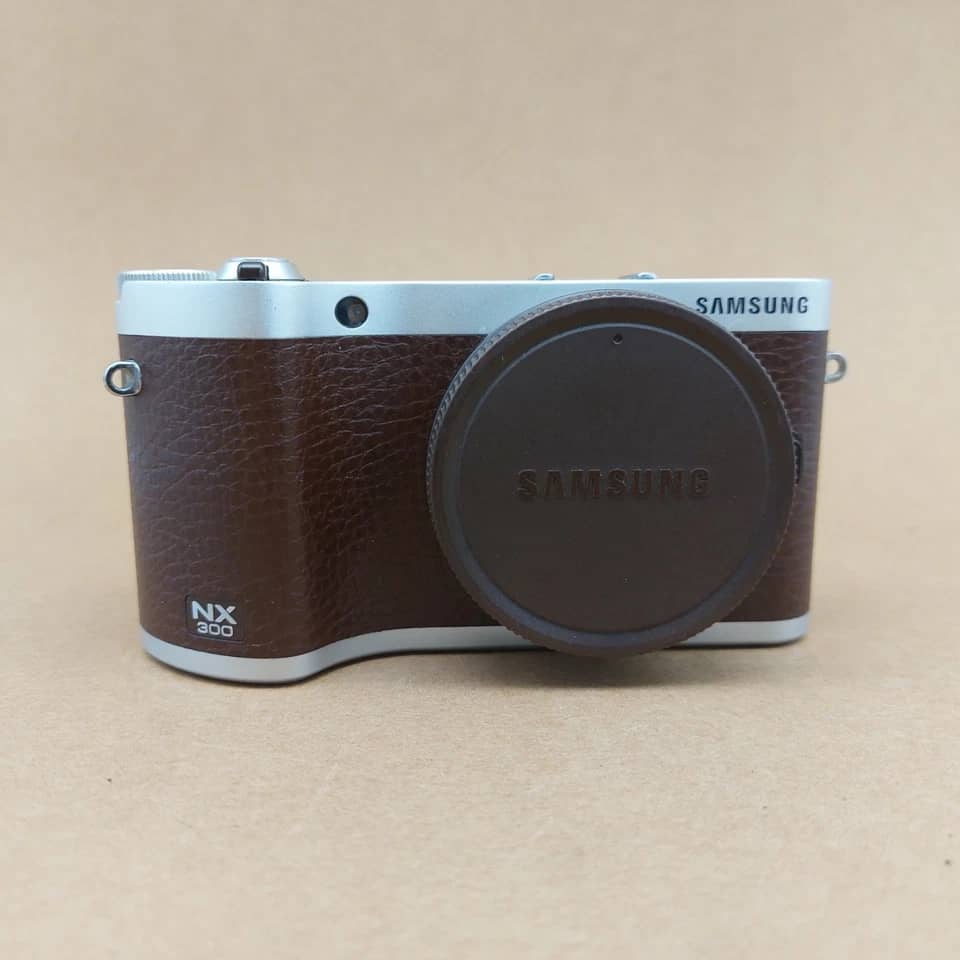 Samsung NX300M Digital Cameras White Used - Good 18-55mm IS II Kit