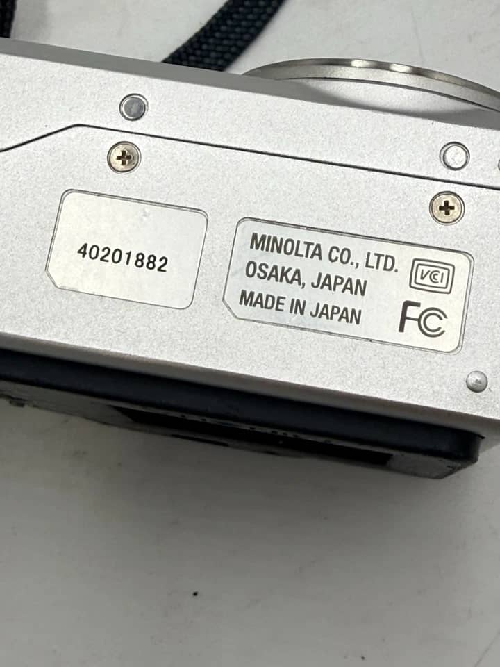 Minolta DiMAGE F100 Digital Cameras