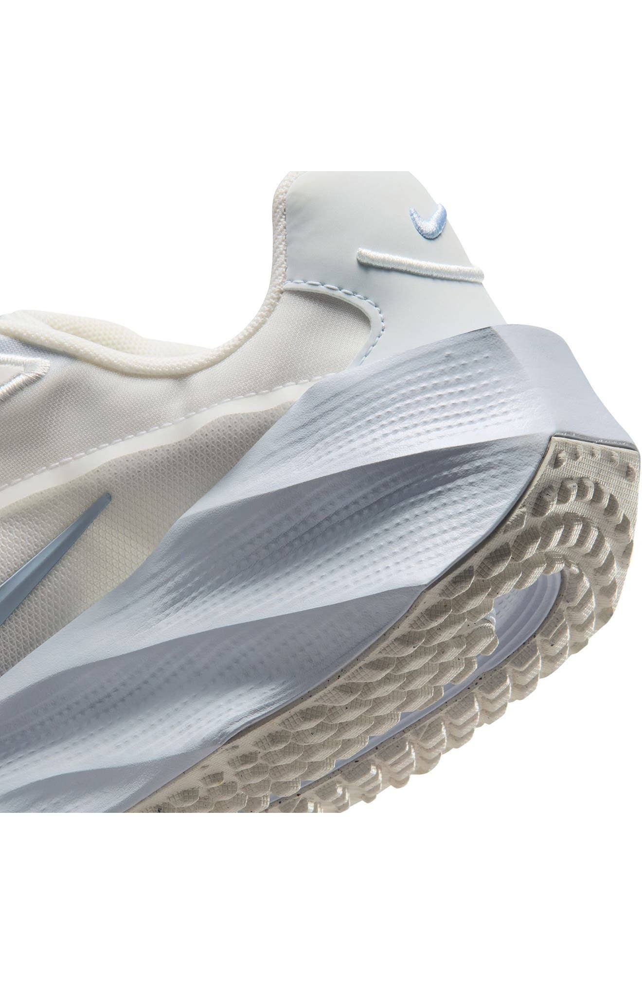Nike Aura Edge Sneaker White Full Size Run New