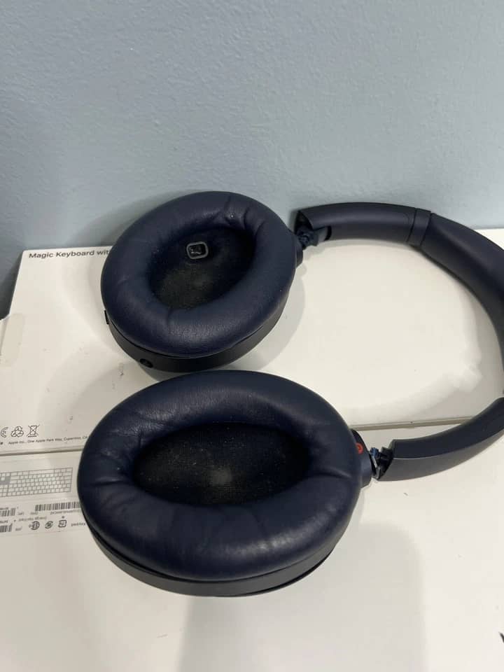 Sony WH-1000XM4 Headphones & Earbuds Black New