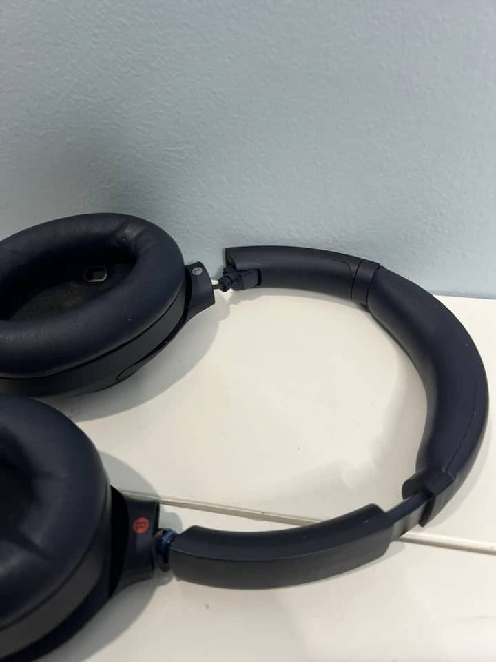 Sony WH-1000XM4 Headphones & Earbuds Black New