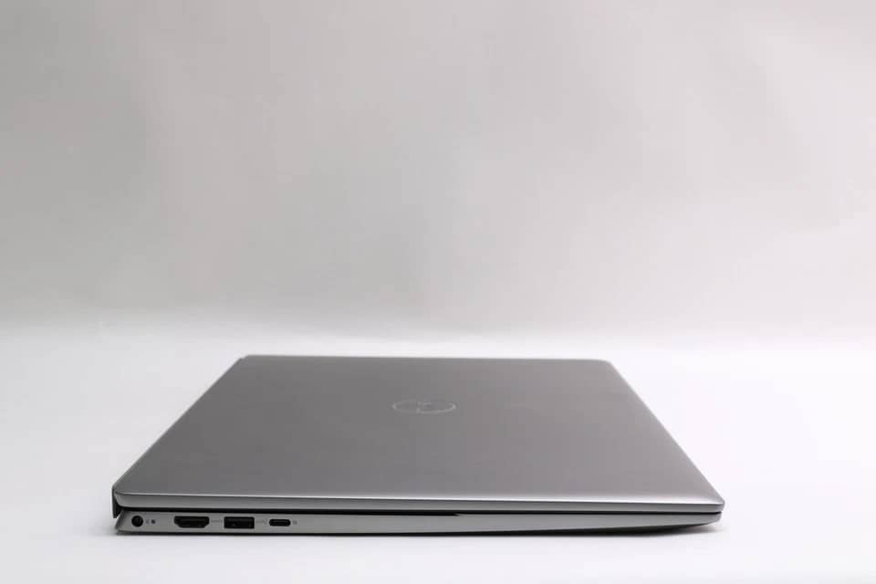 Dell Vostro 5620 Computers 1000GB 16GB Refurbished - Excellent