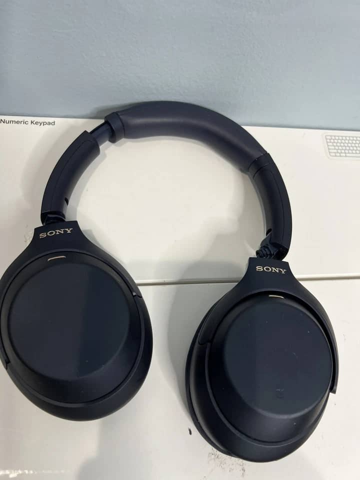 Sony WH-1000XM4 Headphones & Earbuds Black New