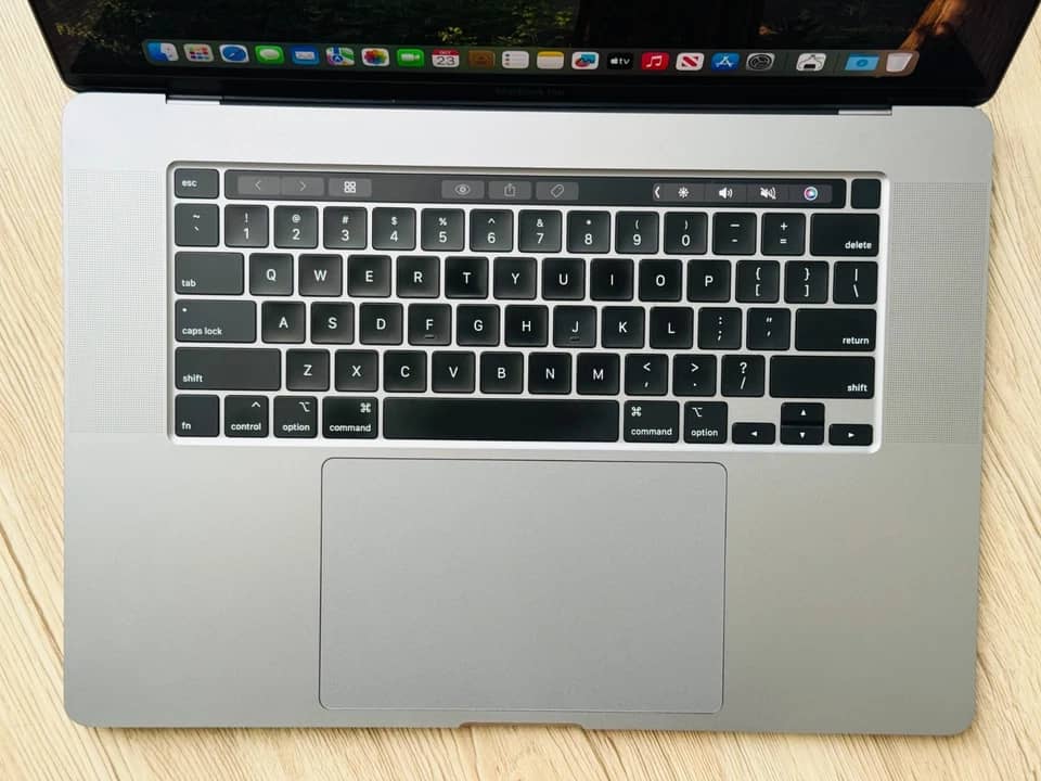 Apple MacBook Pro 16 (M4) Computers 512GB 16GB Refurbished - Excellent