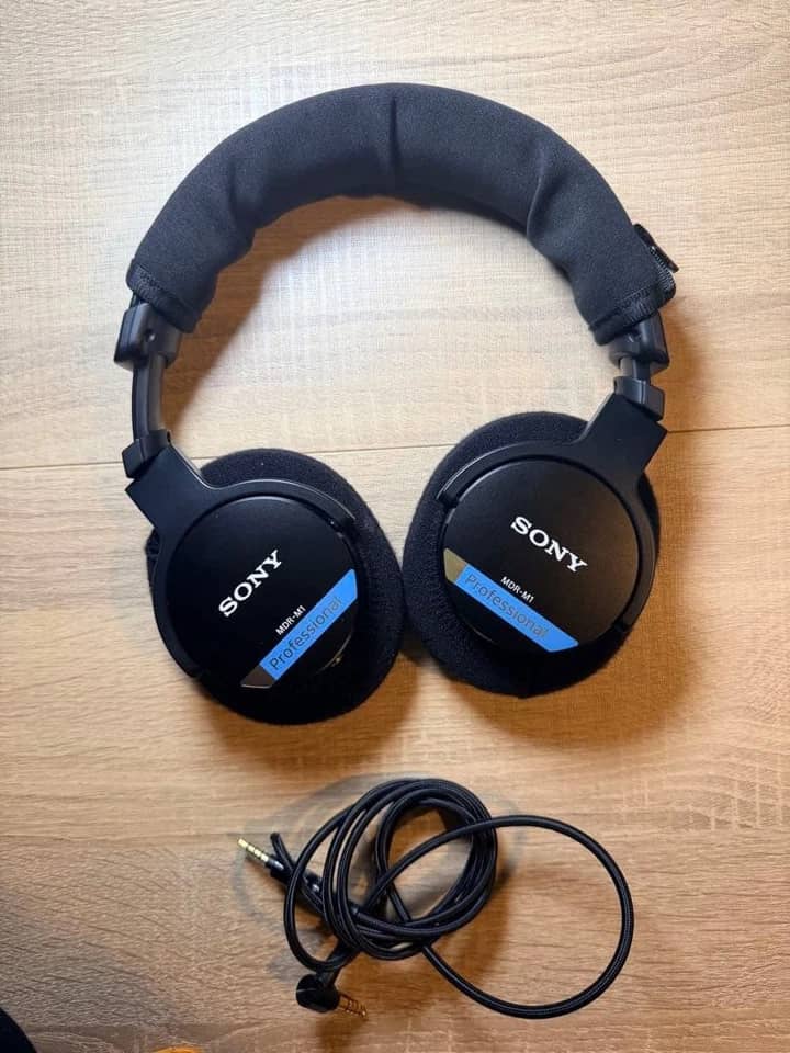 Sony MDR-M1 Headphones & Earbuds Black New