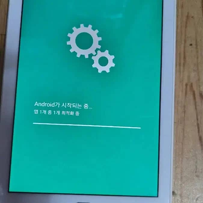 Samsung Galaxy Tab A6 Tablets White 16GB For parts or not working 10.1"