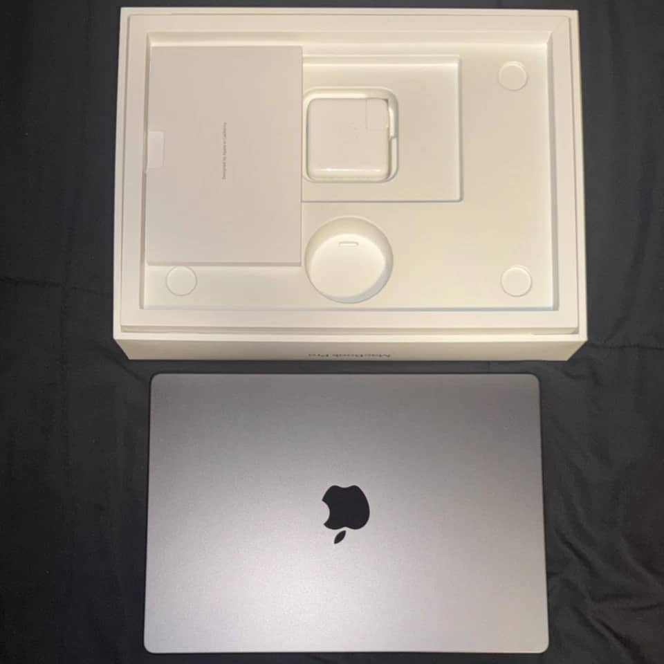 Apple MacBook Pro (2024) Computers 1TB 24GB New
