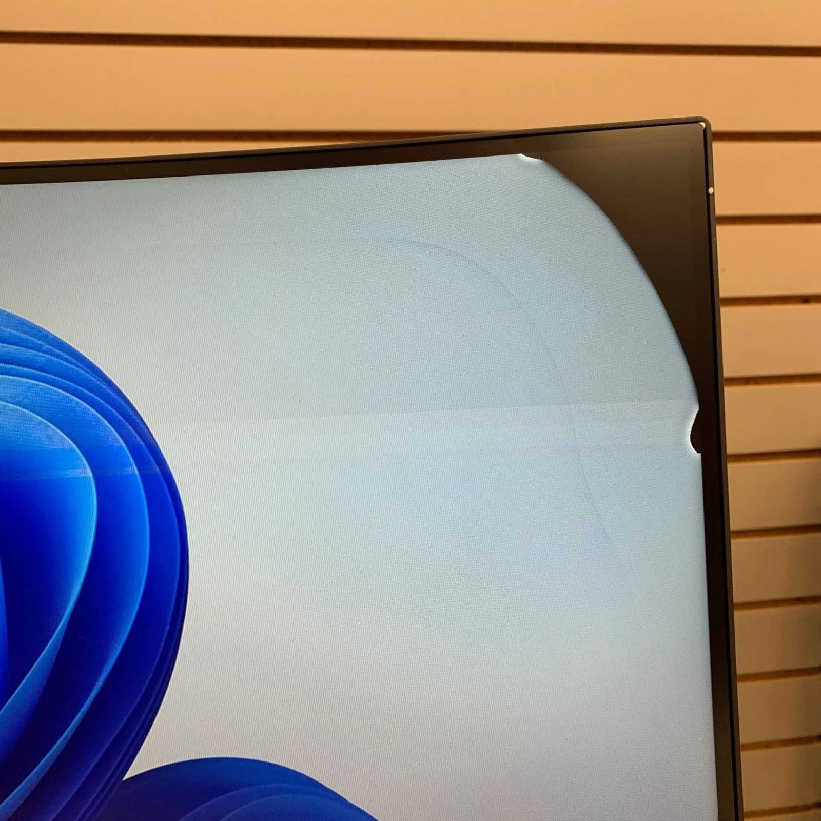 LG 32GS60QC-B Monitors New