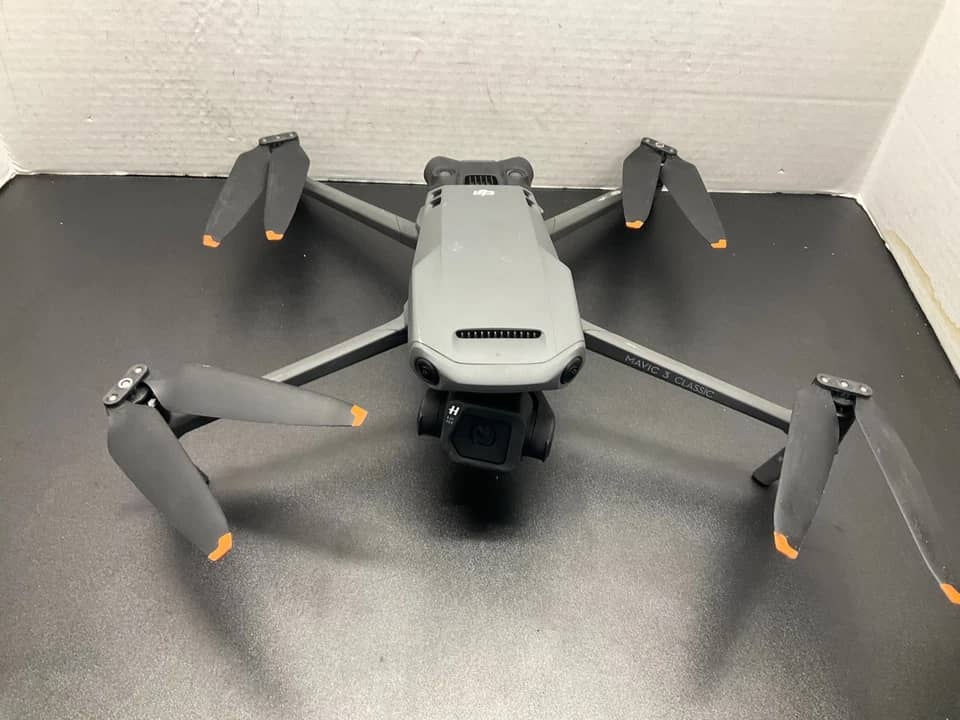 DJI Mavic 3 Classic Quadcopters & Multirotors For parts or not working