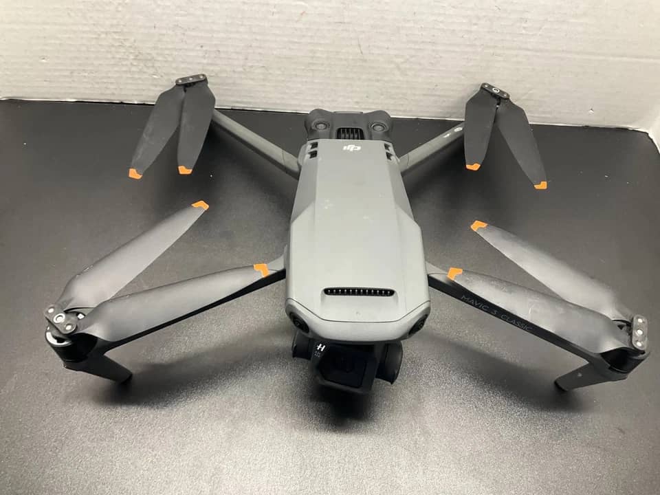 DJI Mavic 3 Classic Quadcopters & Multirotors For parts or not working