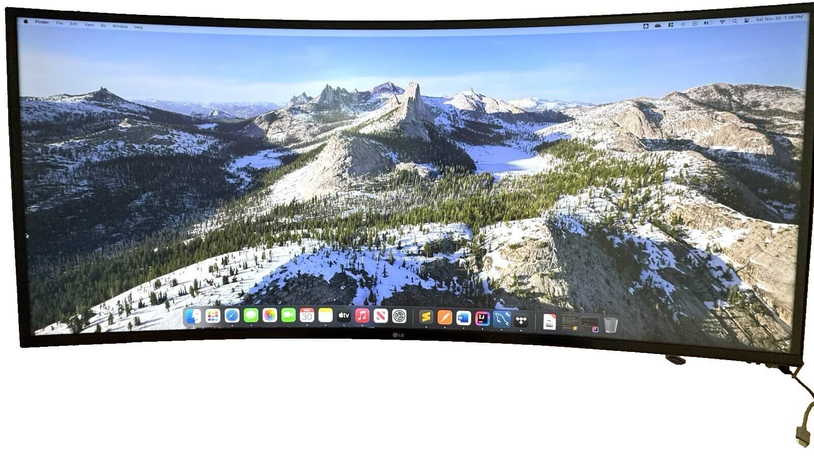 LG 40U990A-W Monitors New