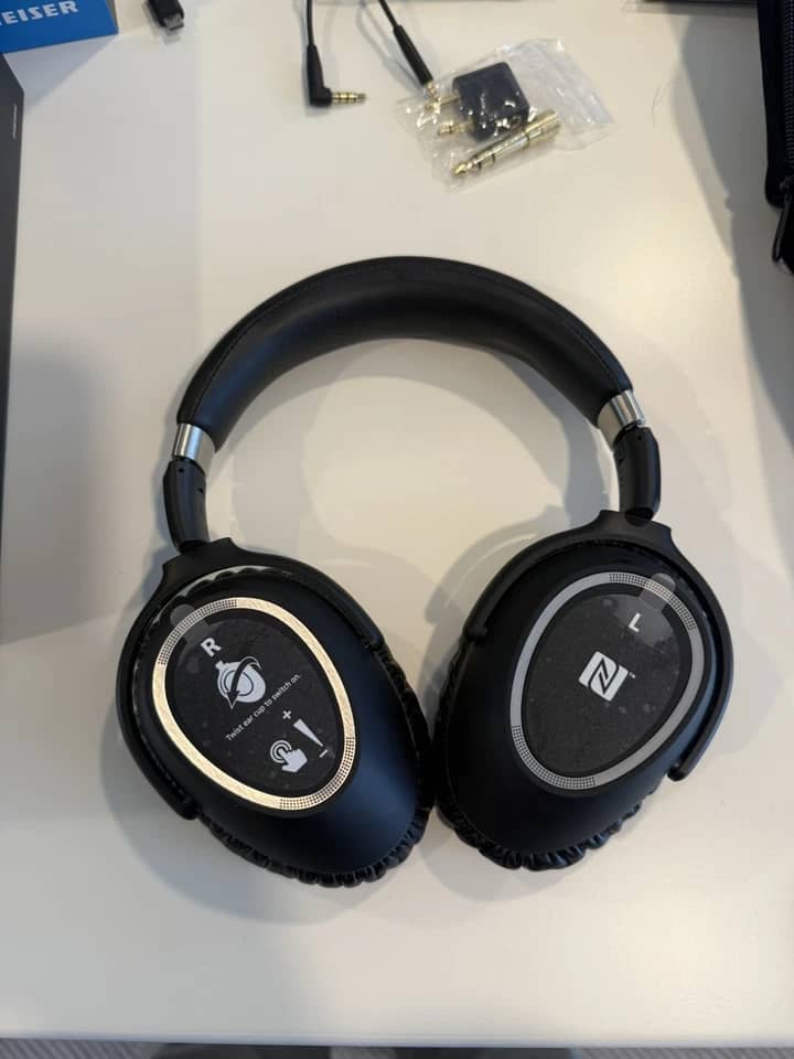 Sennheiser PXC 550 Headphones & Earbuds Black Refurbished - Excellent