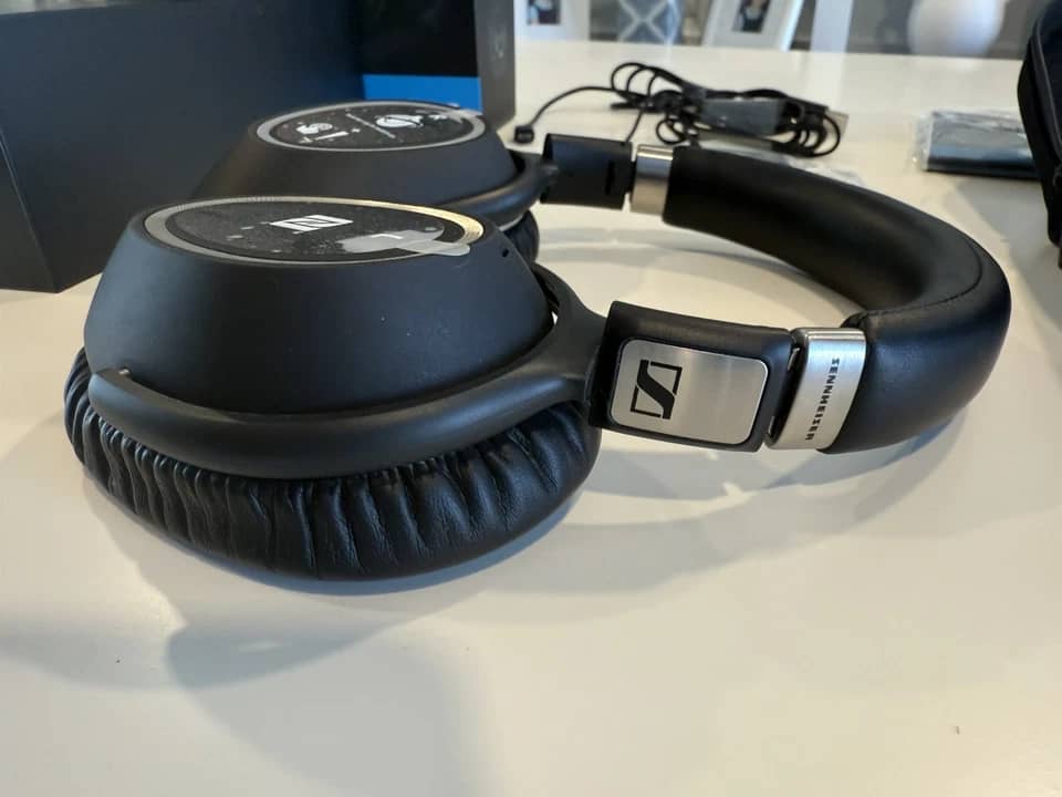 Sennheiser PXC 550 Headphones & Earbuds Black Refurbished - Excellent