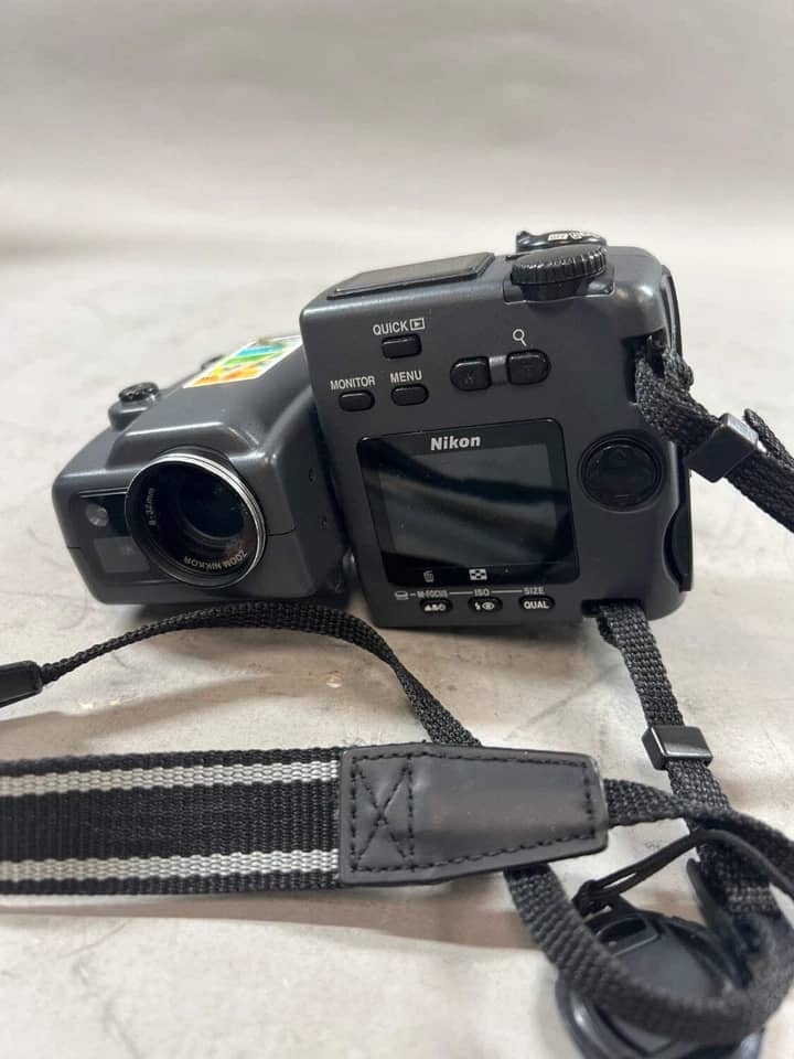 Nikon COOLPIX 995 Digital Cameras Black New
