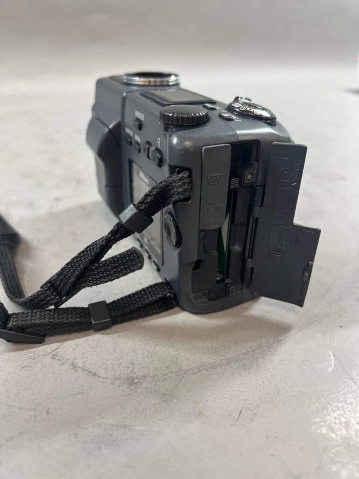 Nikon COOLPIX 995 Digital Cameras Black New