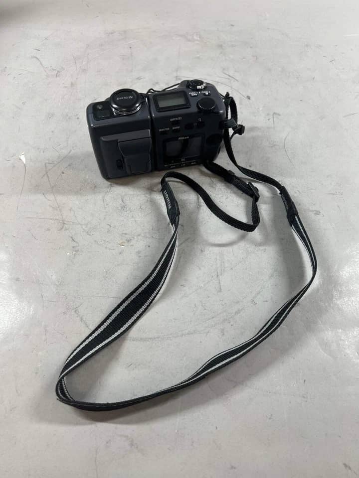 Nikon COOLPIX 995 Digital Cameras Black New