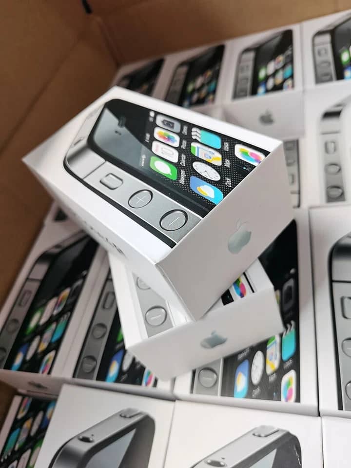 Apple iPhone 4 Cell Phones Black 16GB Unlocked New