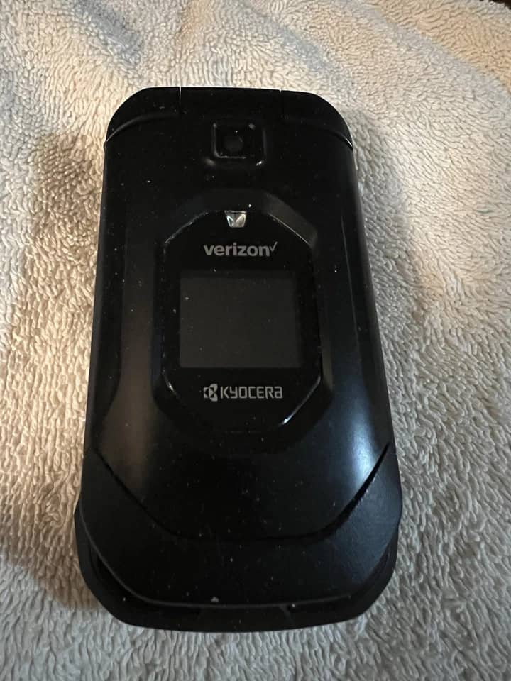 Kyocera DuraXV Extreme Cell Phones Black 16GB Verizon Used - Like New