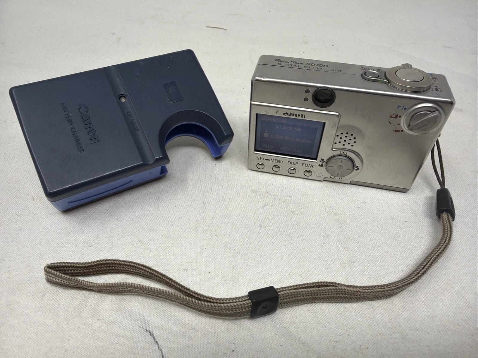 Canon PowerShot SD100 Digital Cameras Silver For parts or not working Body Only