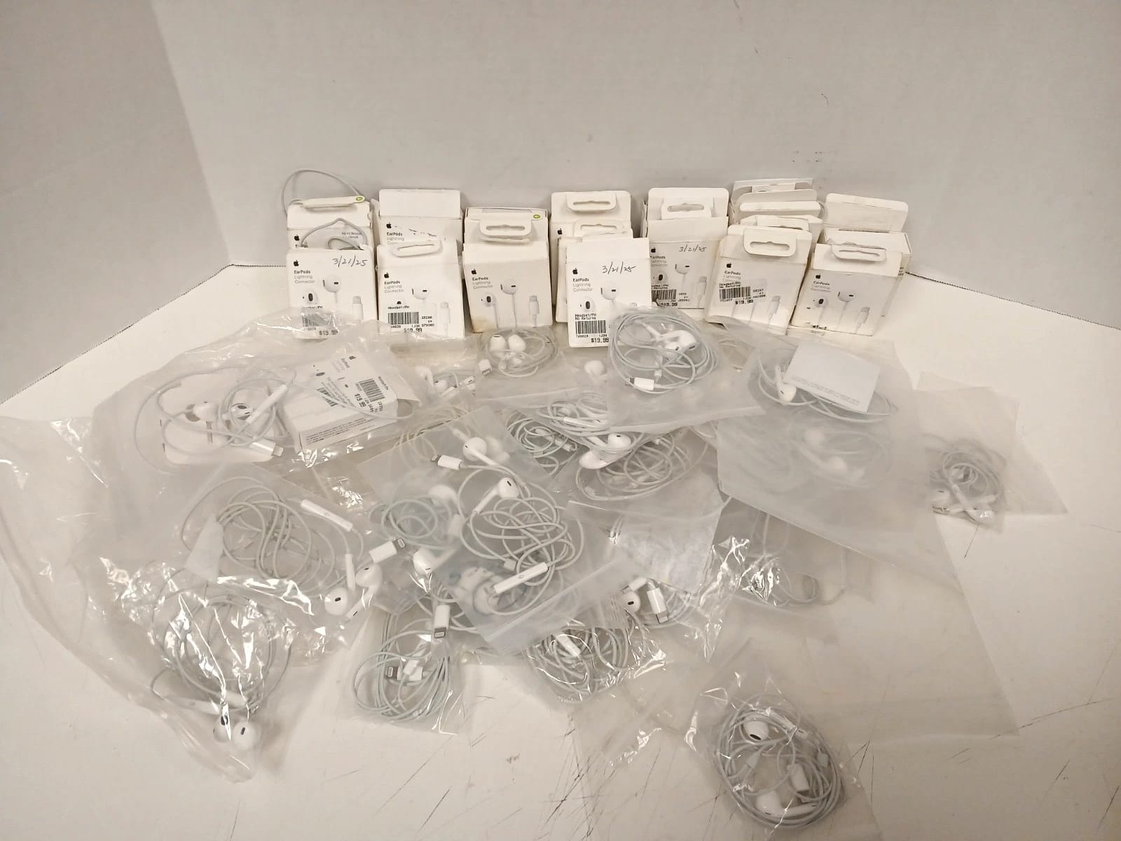 Apple EarPods Headphones & Earbuds White New