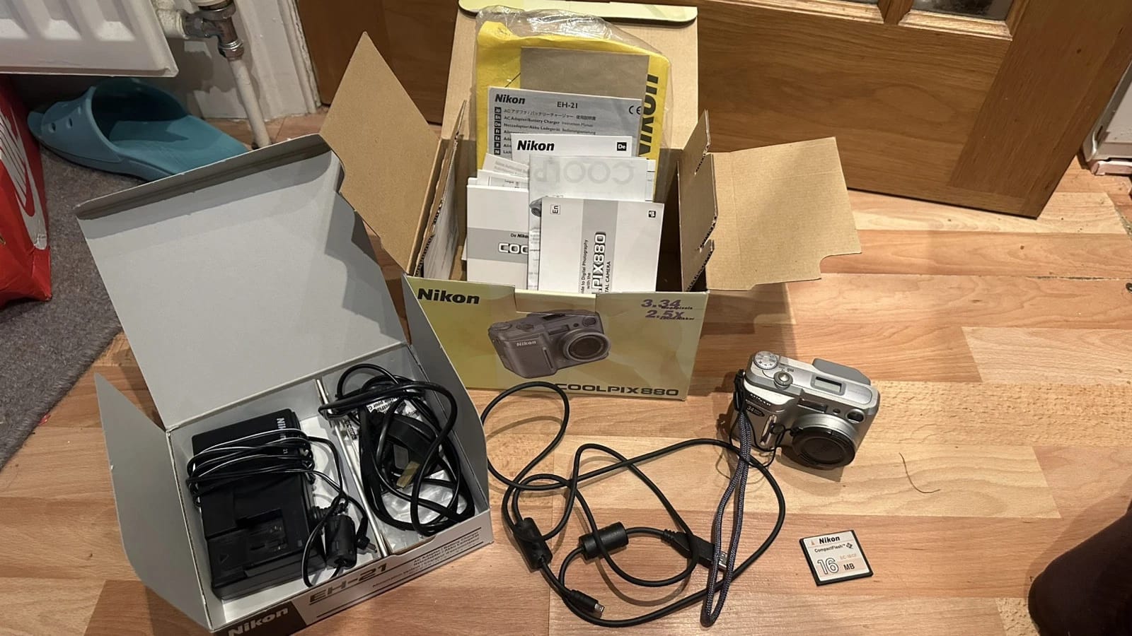 Nikon COOLPIX 880 Digital Cameras Silver Used - Good Body Only