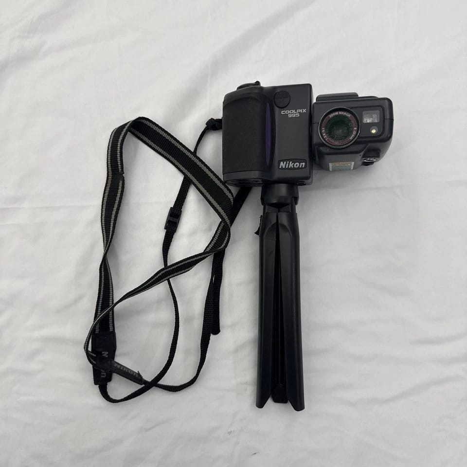 Nikon COOLPIX 995 Digital Cameras Black For parts or not working Body Only