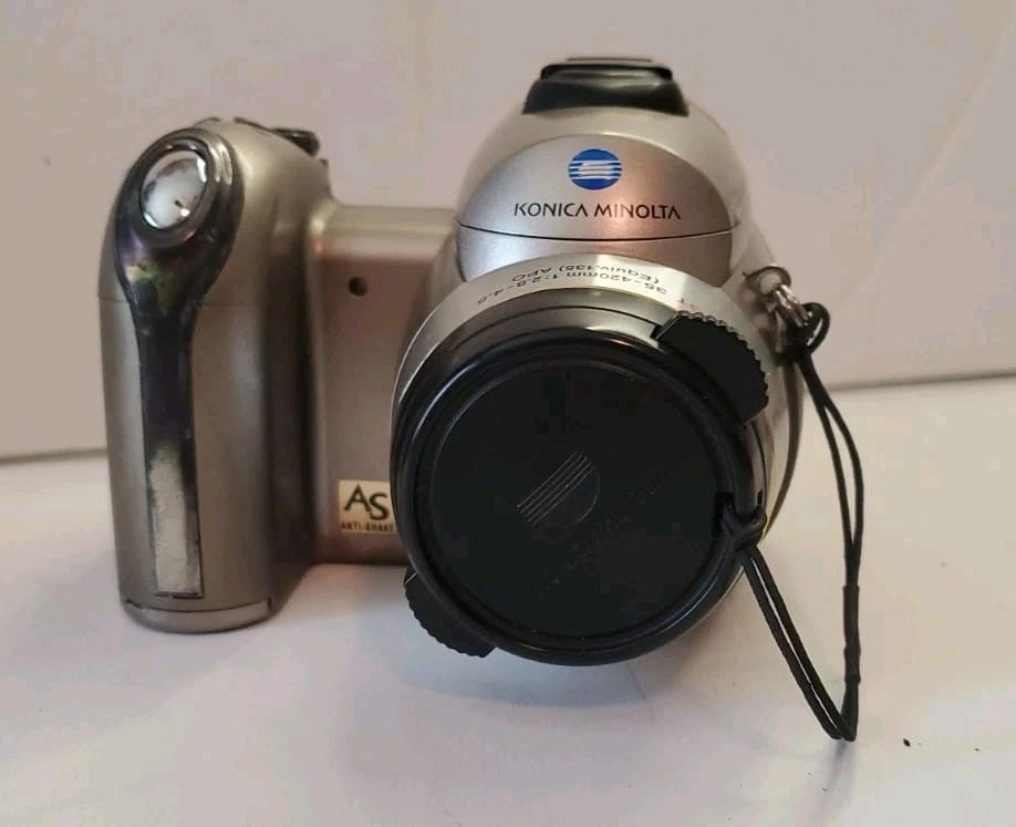 Minolta DiMAGE Z6 Digital Cameras Silver Used - Good Body Only