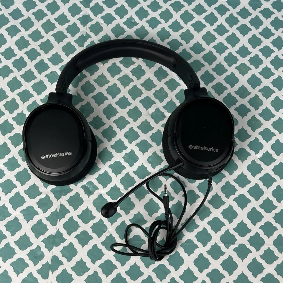 SteelSeries Arctis 1 Headphones & Earbuds