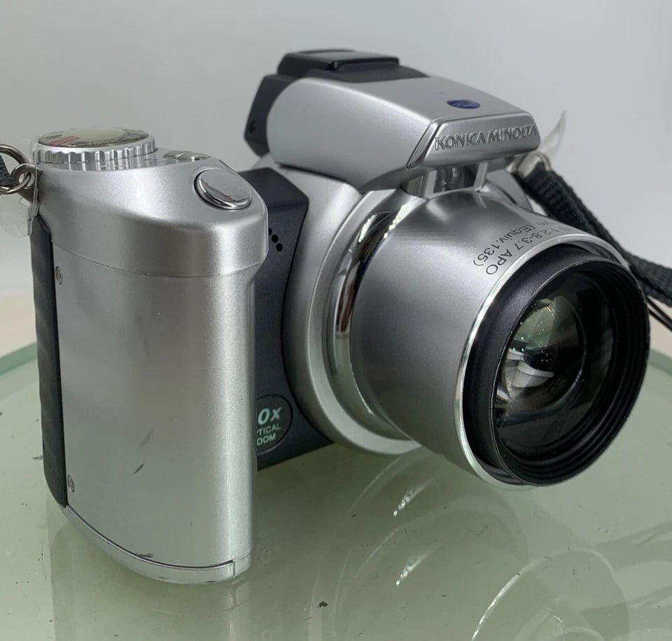 Minolta DiMAGE Z2 Digital Cameras