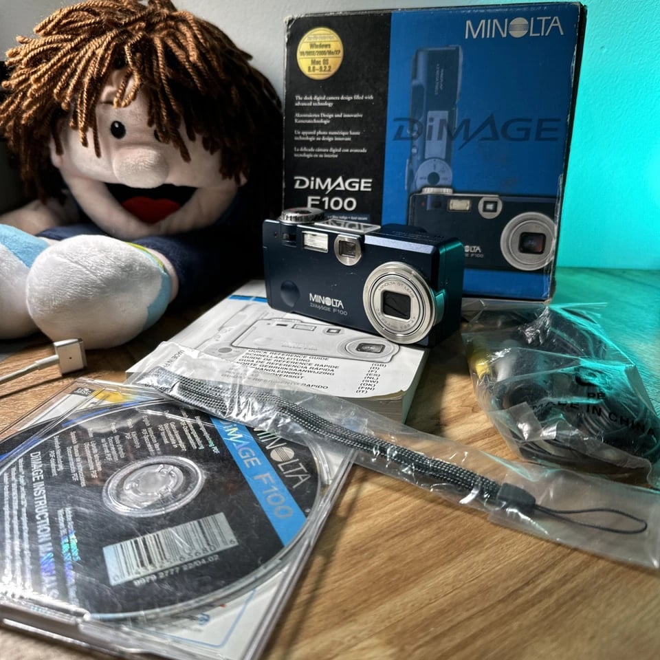 Minolta DiMAGE F100 Digital Cameras