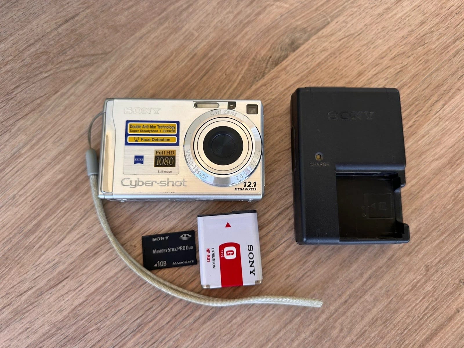 Sony Cyber-shot DSC-W200 Digital Cameras Silver New Body Only
