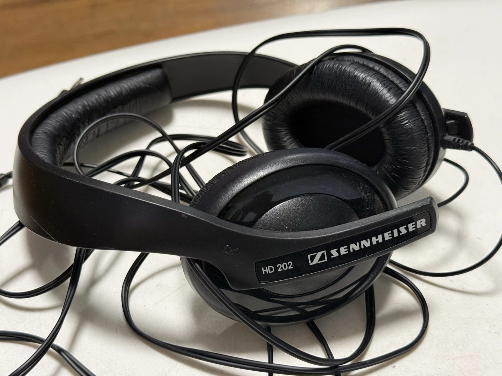Sennheiser HD 202 Headphones & Earbuds Black New