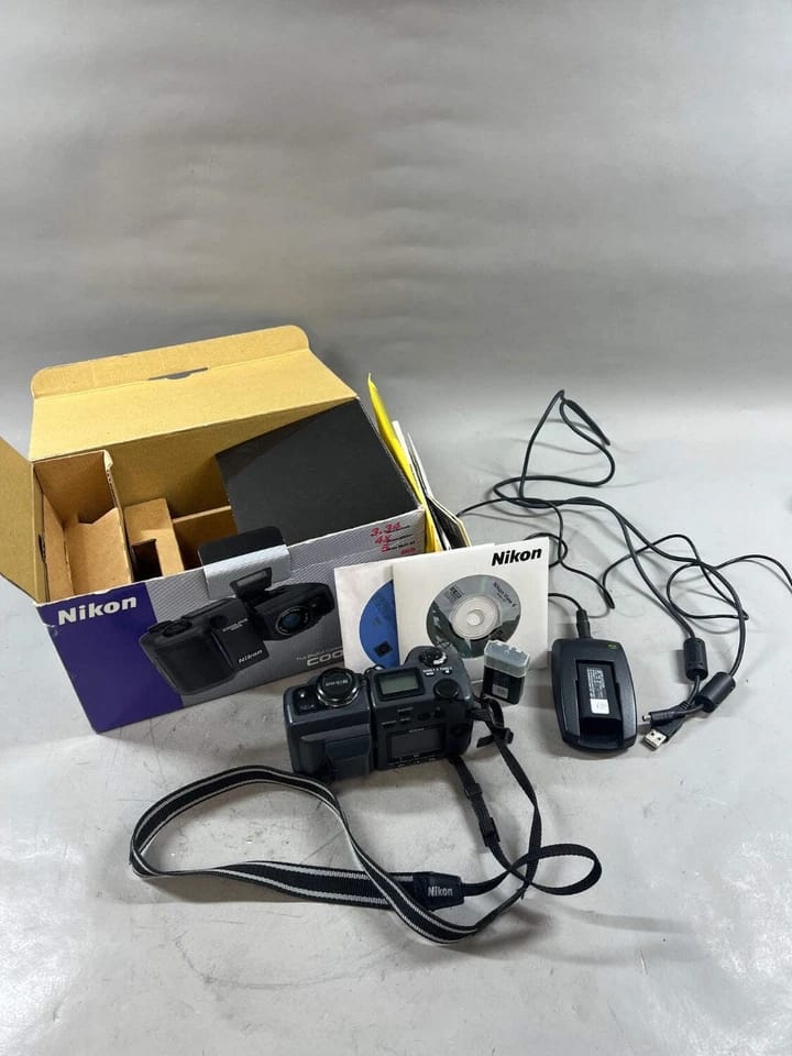 Nikon COOLPIX 995 Digital Cameras Black New